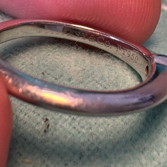 Platinum w/ diamond Tiffany & Co classic and timeless engagement ring - Picture 9 of 13